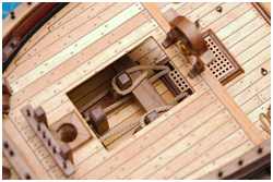 Ankerkabel sind um die Beting gelegt