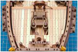 Ankerkabel sind um die Beting gelegt