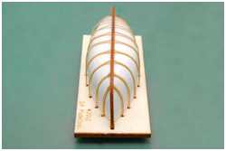 Spanten gesetzt und Kiel aufgeklebt