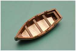 Duchten, Handläufe, Ruderdollen und Fenderseil sind angebracht