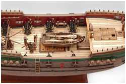 Beiboot an Deck verzurrt