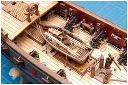 Beiboot an Deck verzurrt