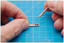 Dosieren des Klebers mit einer Nadel