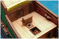 Kompasshäuschen seefest verzurrt