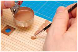 Dübellöcher mit flüssigem Wachs verschließen