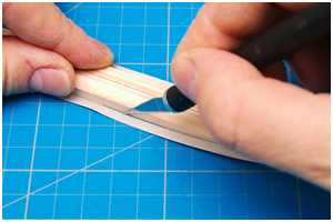 Abschneiden der Überstände der Pappe