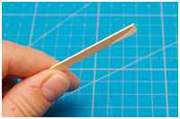 vorsichtig schneiden, um die Nebenleiste nicht zu beschädigen