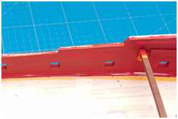 Lackierung des Schanzkleides traditionell mit roter Farbe