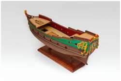 Schanzkleid lackiert und Verzierungen angebracht