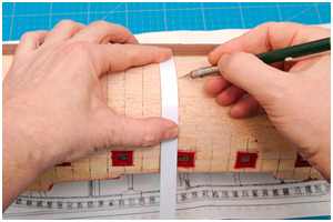 Anzeichnen der Spanten am Rumpf