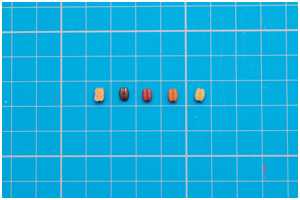 Vergleich Holz, Kunststoff Original und drei Farbvarianten