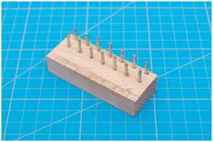 alte Vorrichtung zum Bunschen der Taue aus Holz
