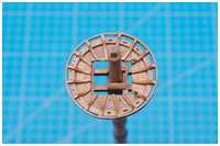 Spalt an der hinteren Saling zur Durchführung von Tauen