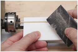 Schleifhilfe für dünne Rundhölzer