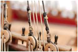 der Fockmast steht in seiner endg&uuml;ltigen Position