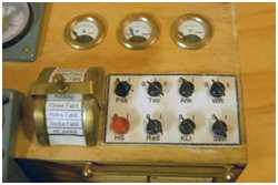 Schalttafel, Fahrtgeber und Anzeigeinstrumente.