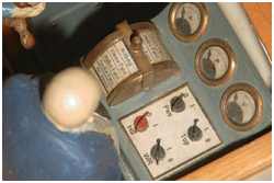 Fahrpult mit Schalttafel, Fahrtgeber und Anzeigeinstrumenten