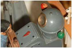 Steuerstand mit Ruderlageanzeiger und Kompassh&auml;uschen (gefertigt aus einem Parf&uuml;mflaschenverschluss)