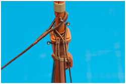 Bändsel zu weitem vom Mast gebunden