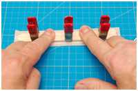 Aufkleben der Pappe für die Kalfaterung