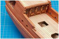 Dekor vor und auf dem erhöhten Setzbord