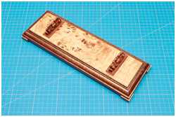 Ständerbrettchen mit Maser-Furnier