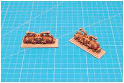 Figuren mit Sockelbrettchen.