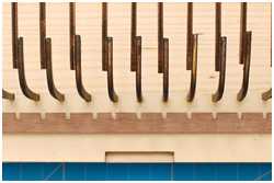 die Wrangen von der Mitte zum Vordersteven wurden auf der falschen Seite geklebt