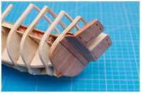 Sitzbänke im Pavillon