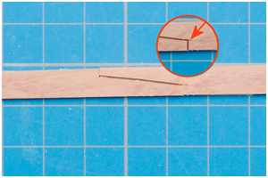 Schneiden der Laschung mit dem Klingenmesser auf der Rückseite der Planke