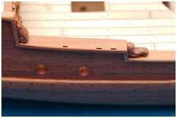 Durchbrüche für die Beschläge der Geeren und Backstage im erhöhten Setzbord vor dem Pavillon