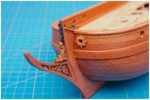 verziertes Schließknie auf dem Galionsausleger