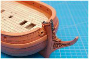 verziertes Schließknie auf dem Galionsausleger