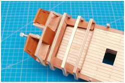 Sitzbänke im Pavillon