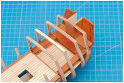 Sitzbänke im Pavillon