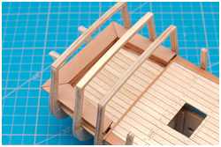 Sitzbänke im Pavillon