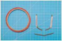 Spanteinzelteile mit doppelseitigem Klebeband auf die Schablone geklebt