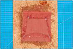 Segelstoff auf einer Korkplatte angepinnt