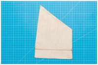 das angeschlagene Bonnet mit Schlaufen auf der Rückseite