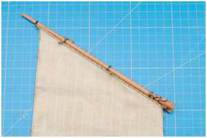 Segel mit Marlschlag an der Gaffel angeschlagen