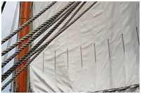 Reffbändsel am Gaffelsegel (Bild: https://www.facebook.com/Statenjacht)