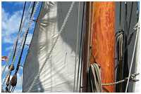 Reffbändsel am Focksegel (Bild: https://www.facebook.com/Statenjacht)