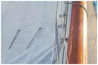 Reffbändsel am Gaffelsegel (Bild: https://www.facebook.com/Statenjacht)