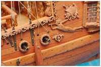 die Schot läuft durch ein Loch im Setzbord und wird Innenbords belegt