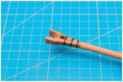 Metallbänder mit Pappstreifen imitiert