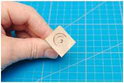 Löcher gebohrt und Ränder gefräst