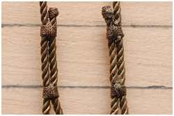 kurzes Ende an die Wanten binden