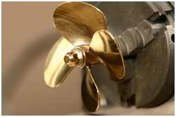 fertig gefr&auml;ster Sechskant von der Seite und...