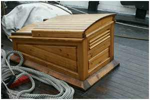 ein sehr dunkles Deck eines Seglers