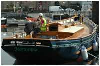 Auswahl der Hölzer für die Decksbeplankung (Bild: https://www.flickr.com/groups/morwennabuild/pool/)